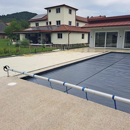 Apartmani Fenestra Tesla I Faust Otočac Dış mekan fotoğraf