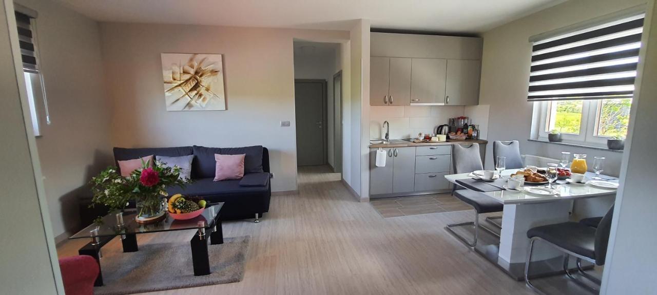 Apartmani Fenestra Tesla I Faust Otočac Dış mekan fotoğraf