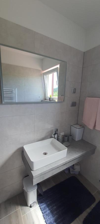 Apartmani Fenestra Tesla I Faust Otočac Dış mekan fotoğraf